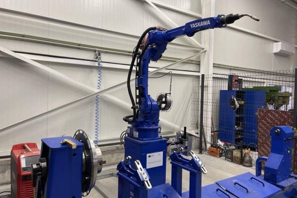 Welding robot, hydraulic cylinders